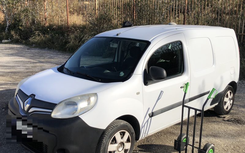 Coche cargado en una grúa después de la compra y el pago