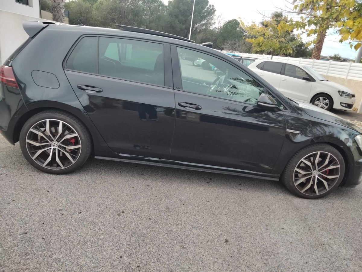 Volkswagen Golf negro